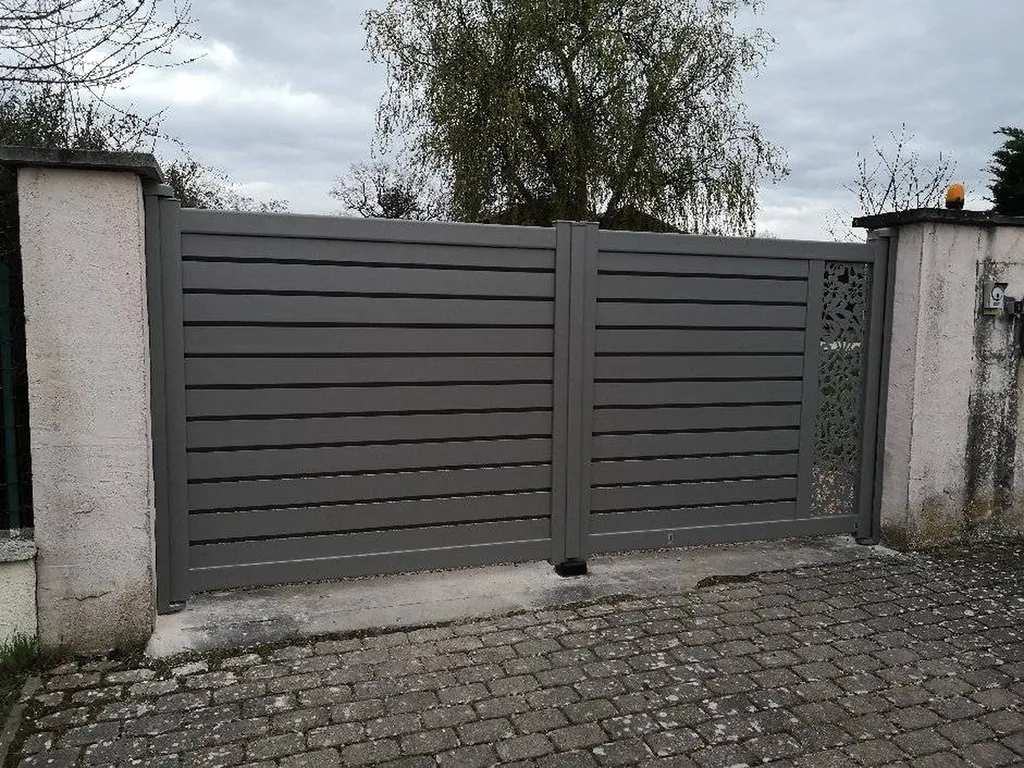 Portail 2 battants en aluminium