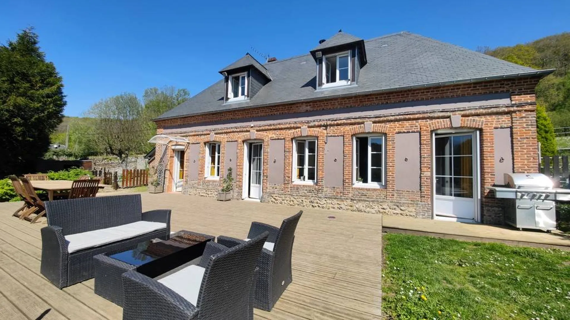 Charmant petit Haras sur 2.2 ha avec boxs, paddocks, manège, carrière et pâtures proche de la mer de Fecamp (76)