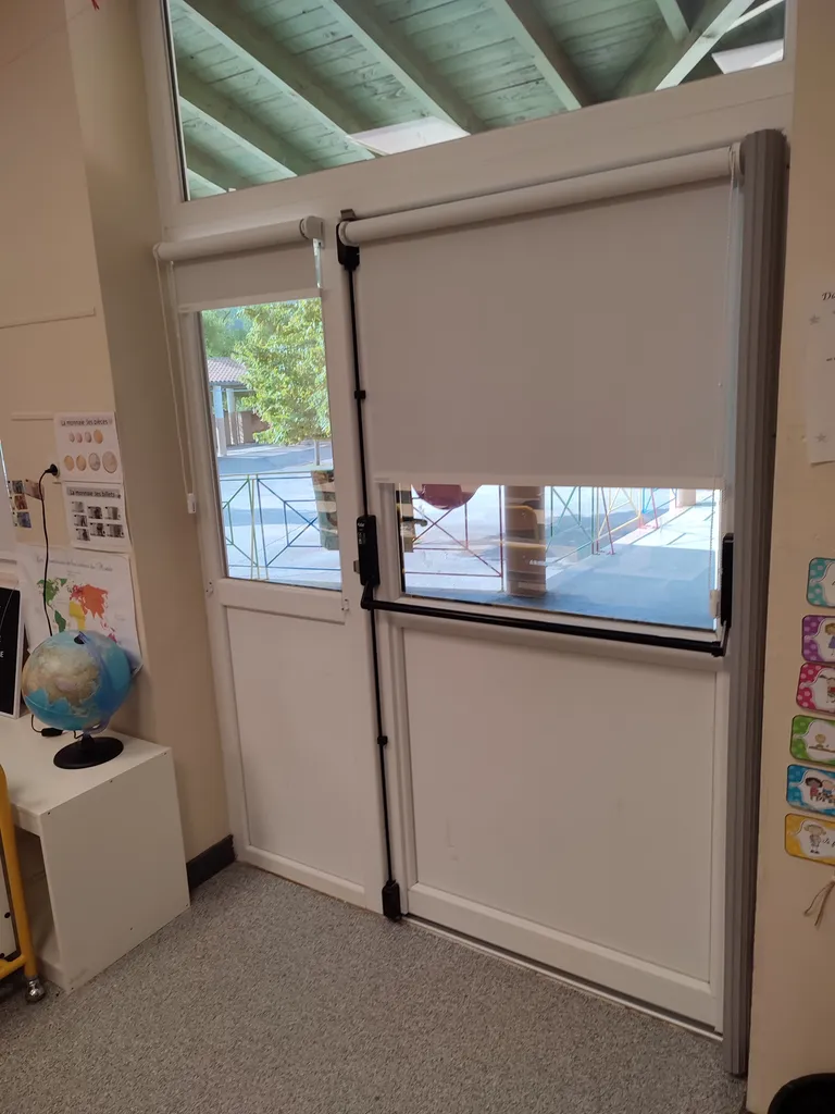 Quels stores choisir pour des bureaux bien protégés du soleil à Salon-de-Provence ? Installation de stores intérieurs et extérieurs personnalisés