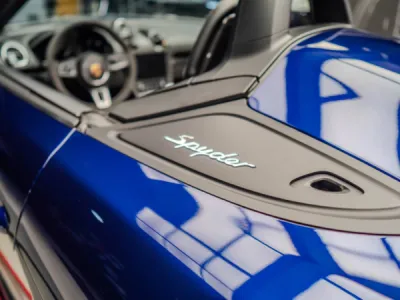 Esthétique préservée et carrosserie protégée sur Porsche 718 Spyder grâce au film PPF à Lorient.