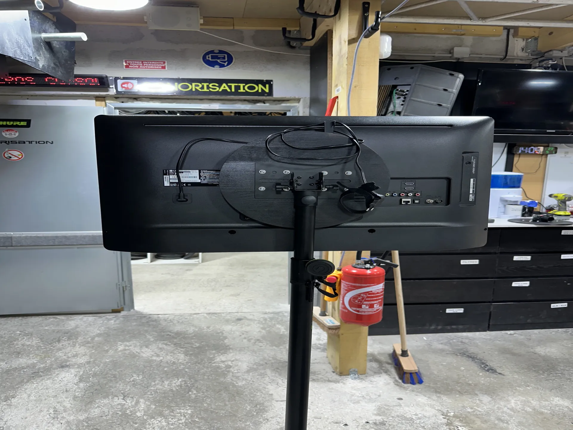 PIEDS POUR ECRANS 32 A 43 POUCES