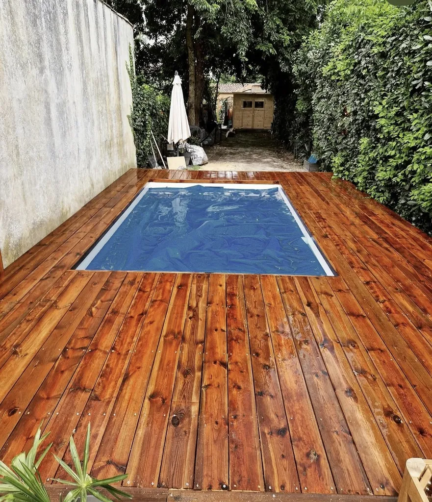 Pose terrasse en Pin Marron autour piscine à Talence pour un extérieur chaleureux et durable