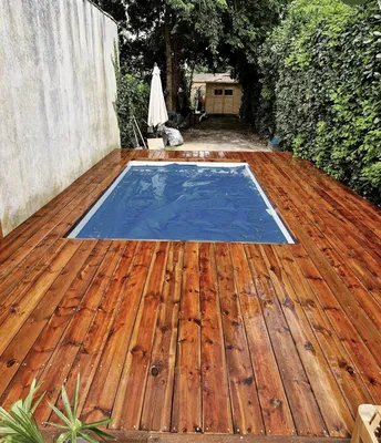 Pose terrasse en Pin Marron autour piscine à Talence pour un extérieur chaleureux et durable