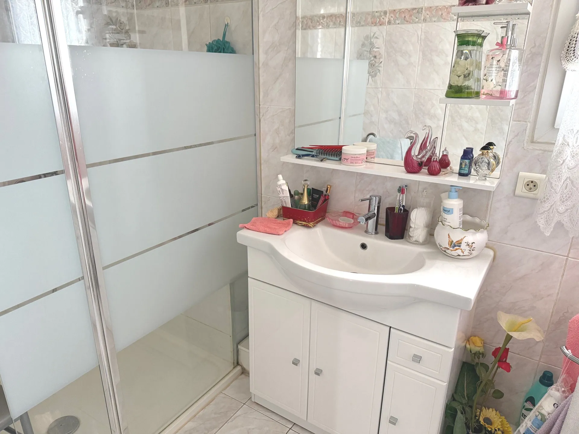 Maison de Type 4 en lotissement au calme, proche des écoles, commodités, avec trois chambres, jardin, garage et offrant un cadre de vie serein.