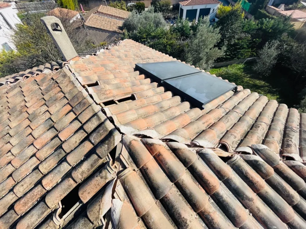 Rénovation d’une toiture de maison sur Faîtage et nettoyage de tuiles sur Fuveau 13710 près de Aix en Provence.