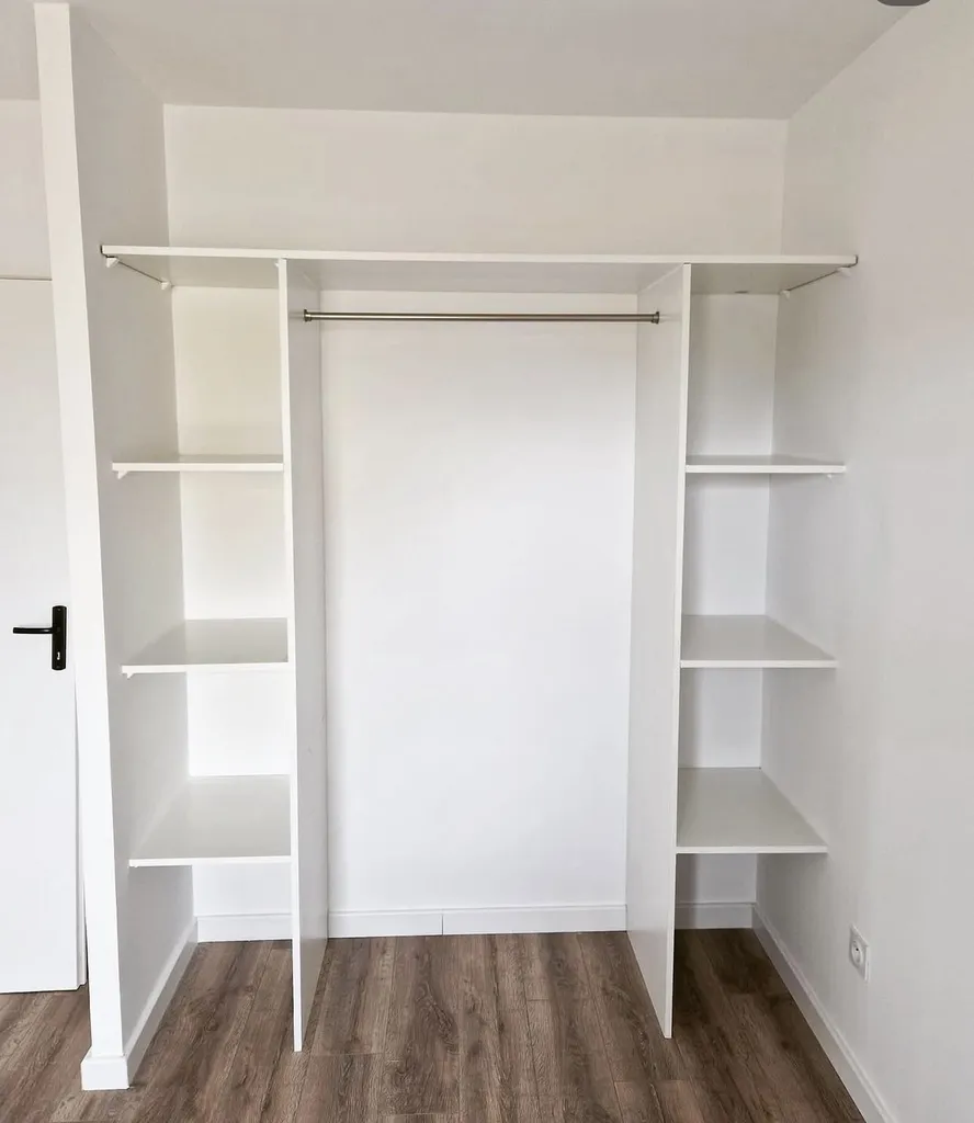 Création sur mesure placard en mélaminé blanc fonctionnel et élégant à Pugnac pour tous espaces