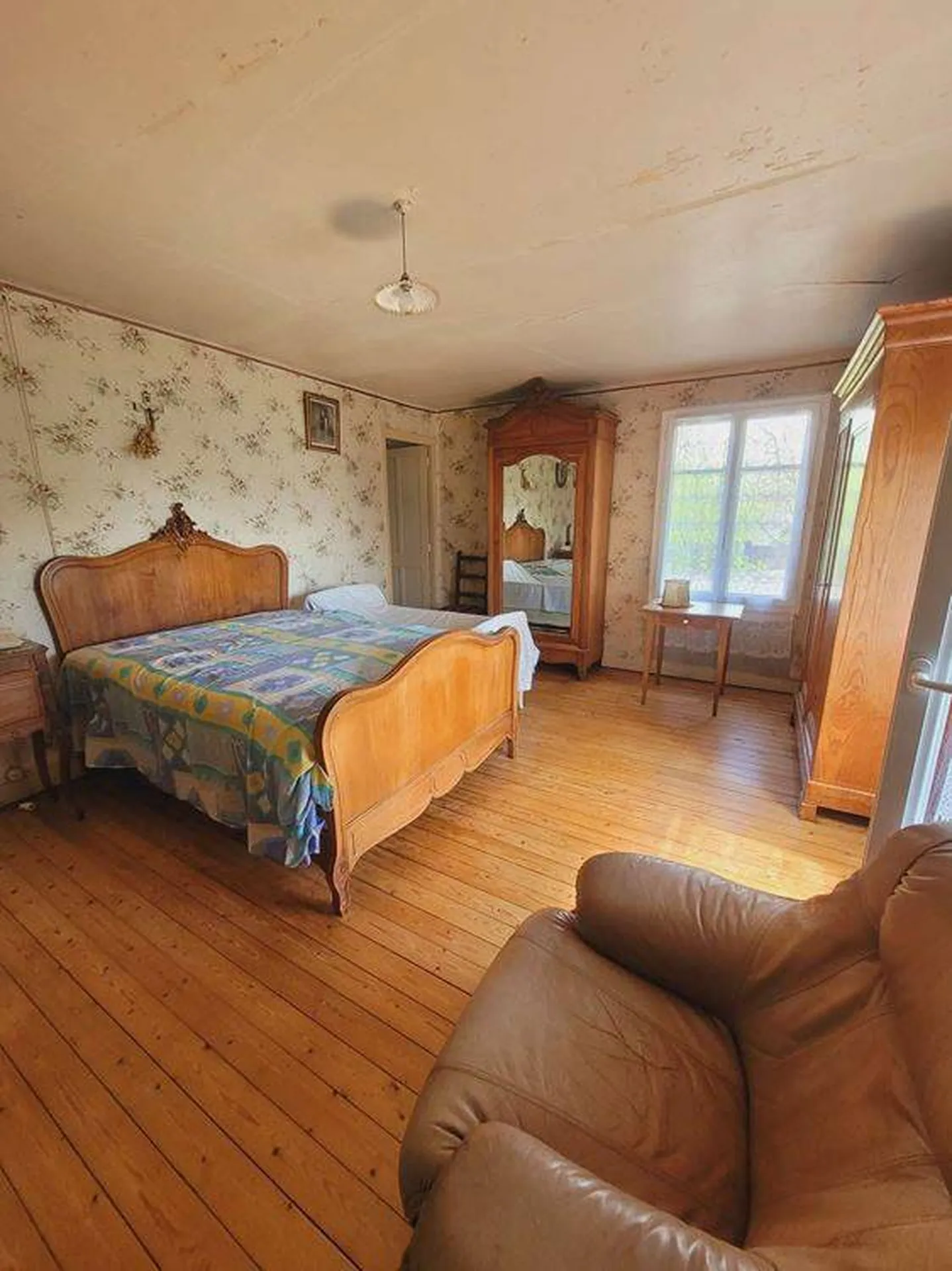 L’Agence Immobilière Terres et Demeures de Normandie située à Lisieux 14100, 41 avenue Victor Hugo, vous propose de venir découvrir dans le Sud du PAYS D'AUGE du CALVADOS, entre LIVAROT 14140 et SAINT-PIERRE EN AUGE 14170, cette petite propriété agri