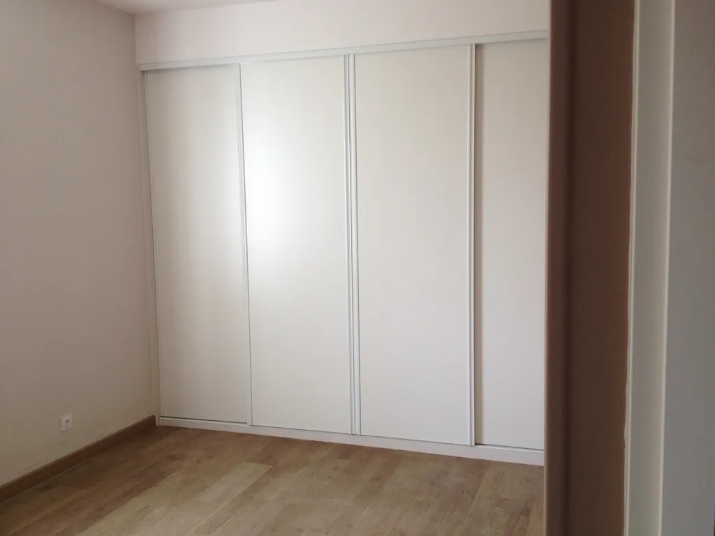 Placard fonctionnel intégré pour maximiser les rangements lors d’une rénovation intérieure à Belleville-en-Beaujolais (Rhône – 69)