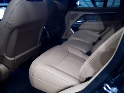 L'éclat incomparable du Range Rover Autobiography, immortalisé en images. Le traitement céramique Crystal Serum Ultra de Gtechniq offre une protection longue durée, capturée avec une garantie étendue de 9 ans.