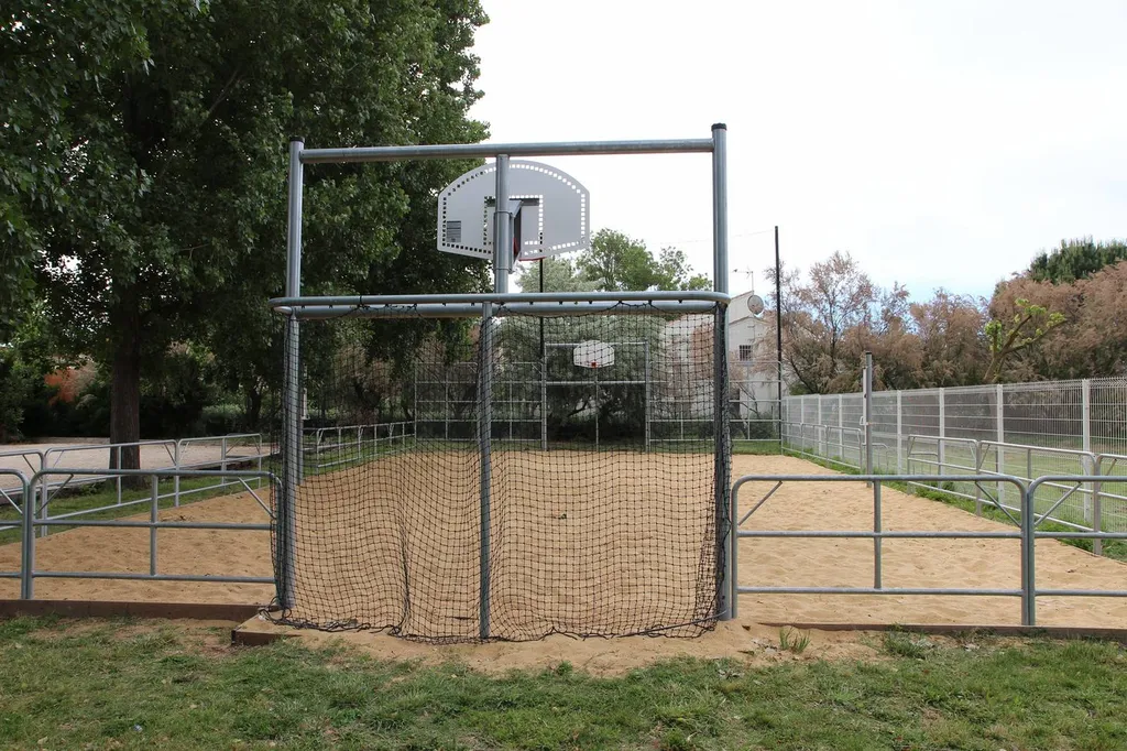 terrain multisport en camping pour les ados à 200 mètres de l'avenue de vias plage
