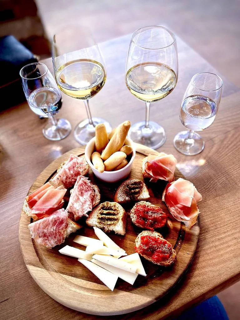 Wine tasting au bord de l'eau à Bordeaux 