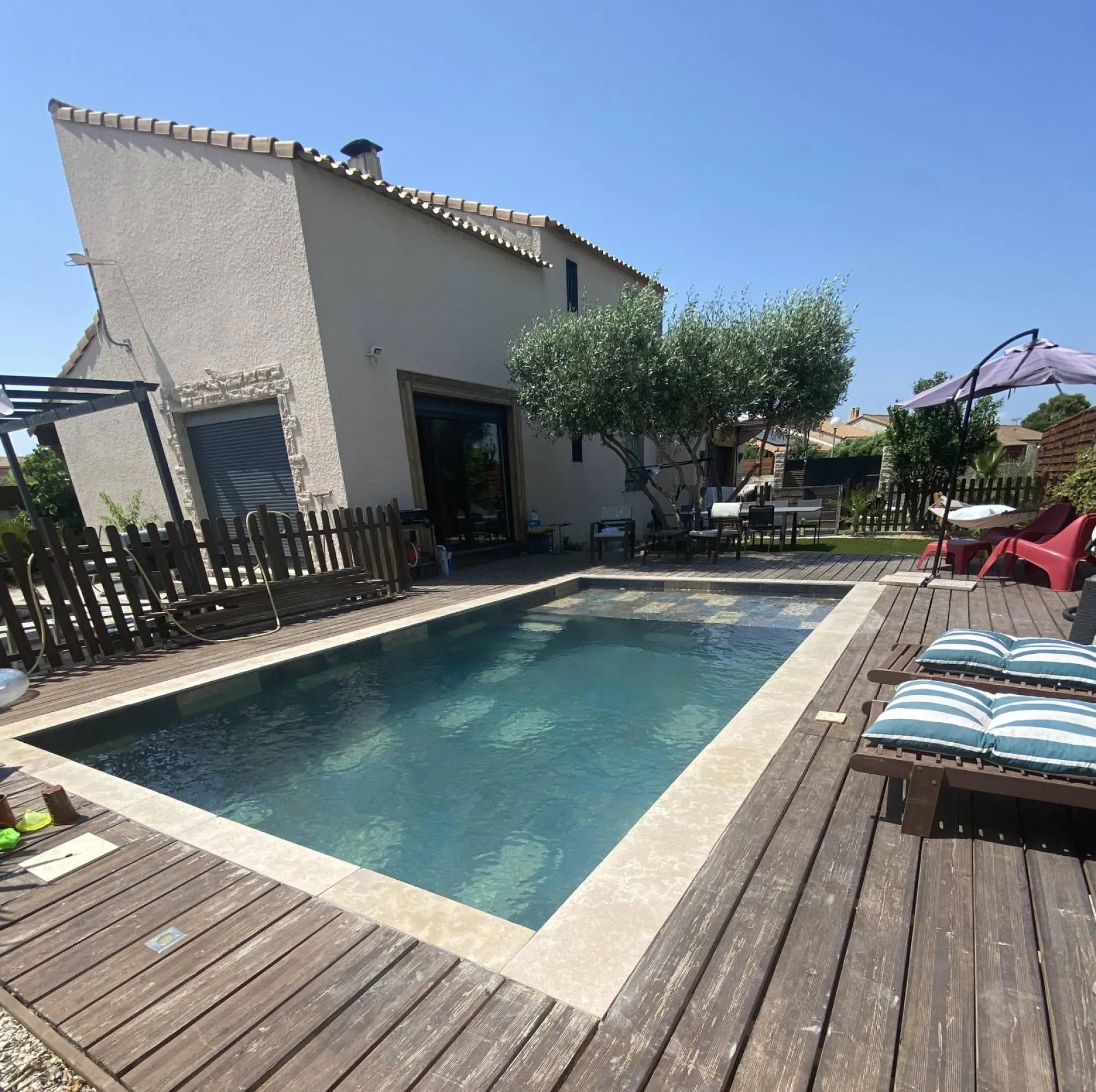 Margelle en pierre naturelle grise ou beige avec arêtes chanfreinées moderne, piscine à débordement, livraison partout en France