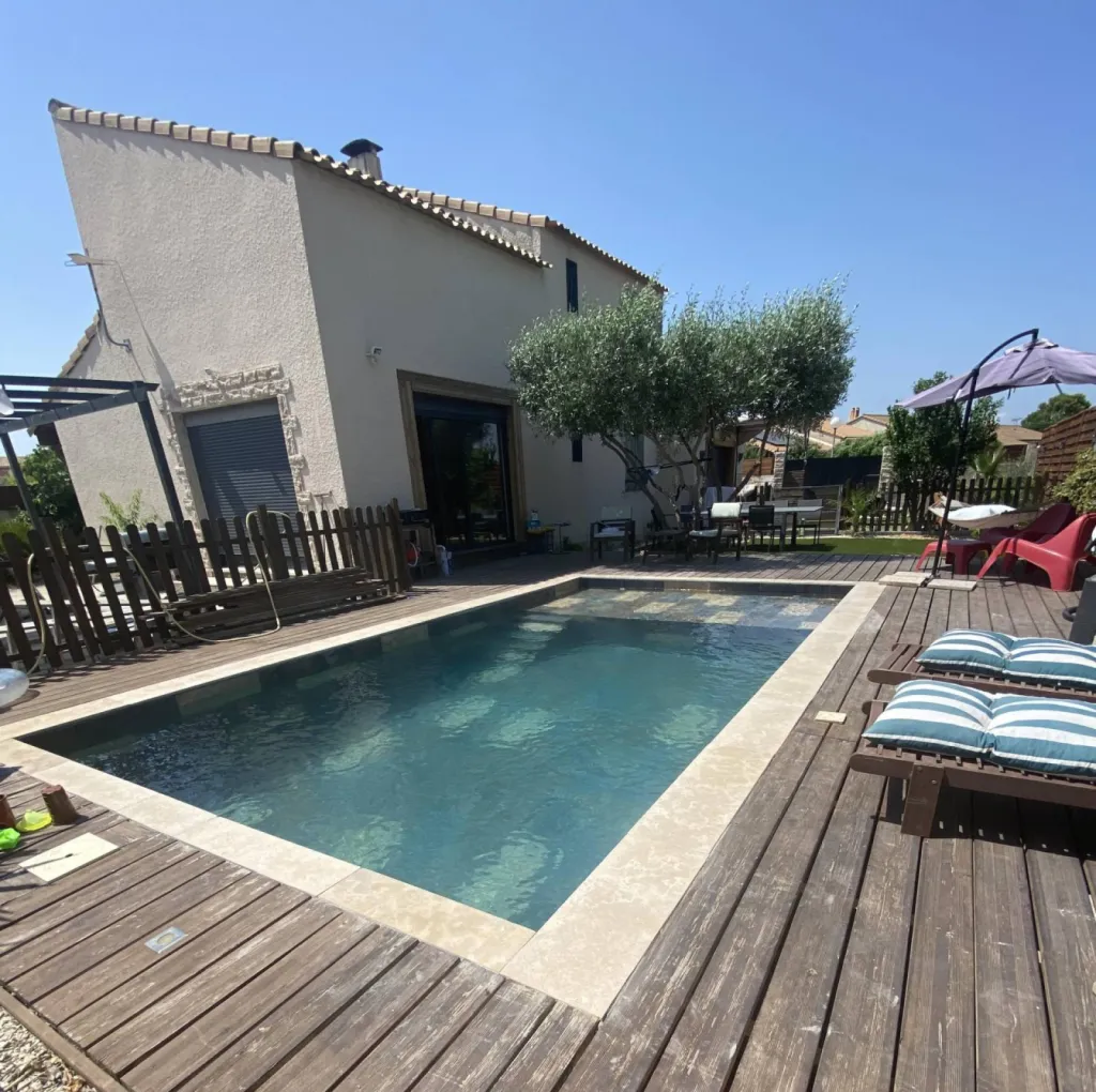 Margelle en pierre naturelle grise ou beige avec arêtes chanfreinées moderne, piscine à débordement, livraison partout en France