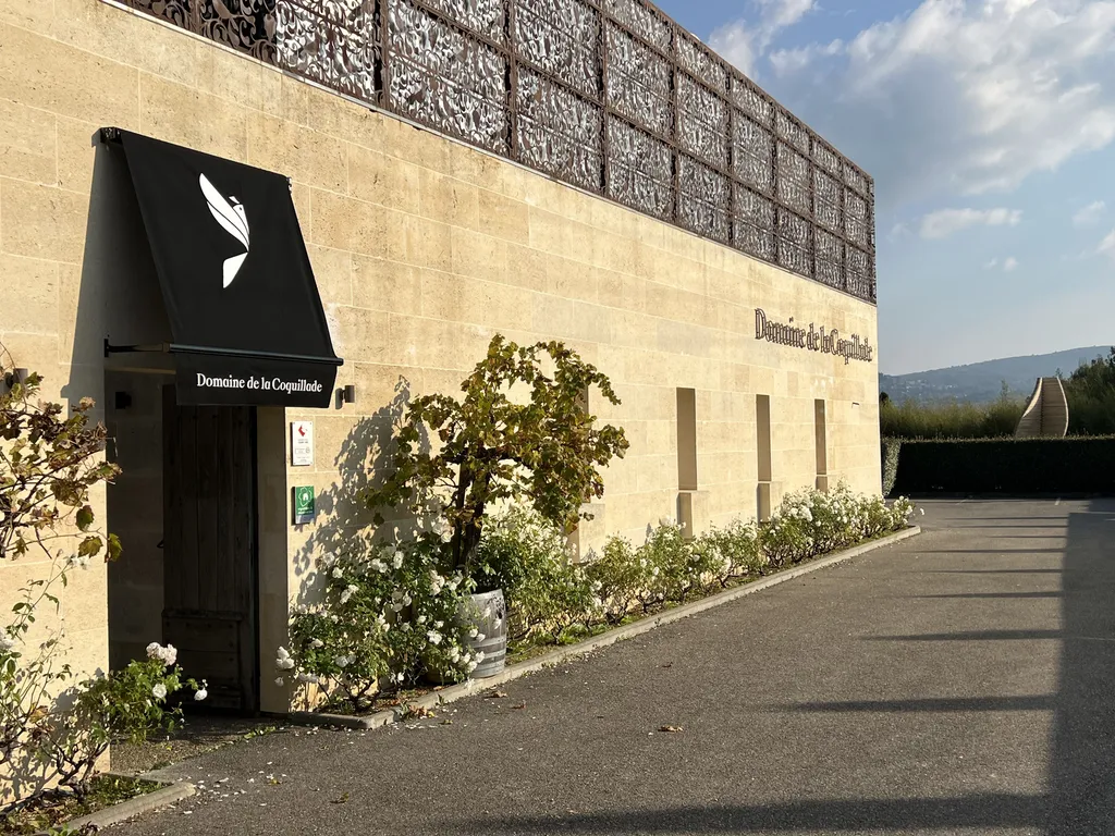 Store banette avec flocage logo – Domaine de la Coquillade, Goult, Luberon (84220) – Réalisation APTALU