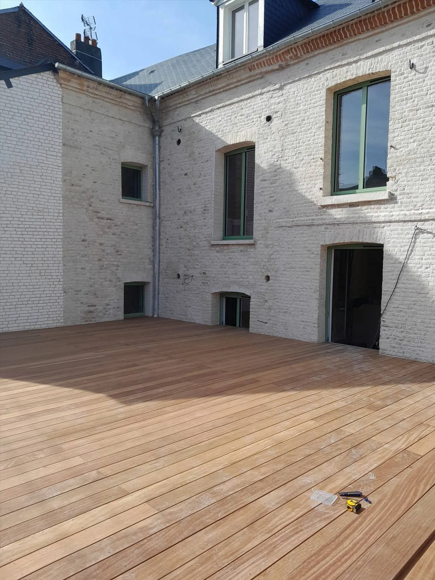 À vendre : Charme du Quartier Historique - Imprégnez-vous de l'atmosphère authentique du quartier historique du Pollet, où se trouve cet appartement rénové.