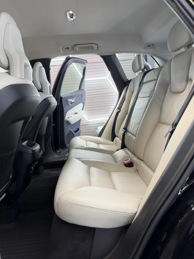 VOLVO XC60 D4 INSCRIPTION AWD – BVA – 4 ROUES MOTRICES – ENTRETIEN COMPLET - SIEGES CHAUFFANT | Diesel D4 190 chv / 11cv | 01/2019 | 154 000 km | 5 places | 5 portes