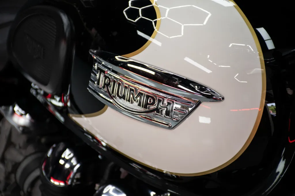 Préparation esthétique avant vente et polissage carrosserie sur Triumph Classic à Senlis