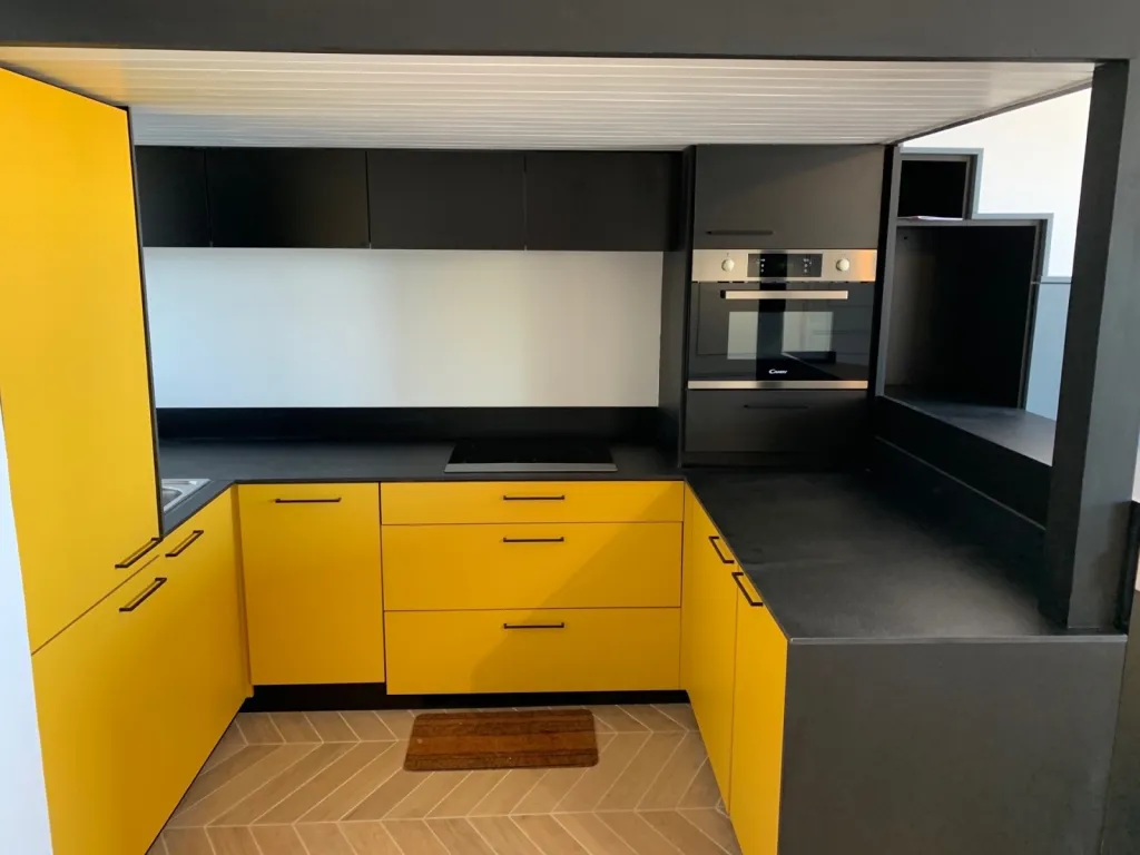 cuisine en corail noir sur mesure a arcachon pour un studio