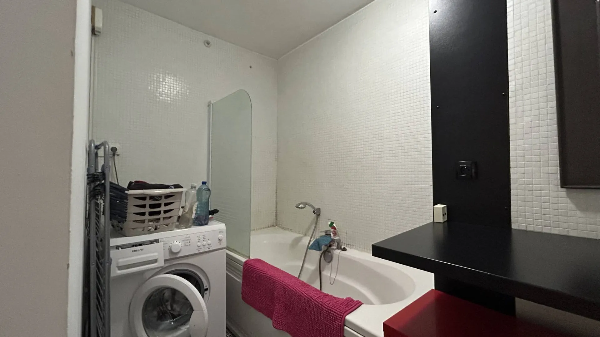 Appartement de 55.84m² Carrez situé au 1er étage d'une résidence avec cour privée et place de parking à Rouen, en Normandie