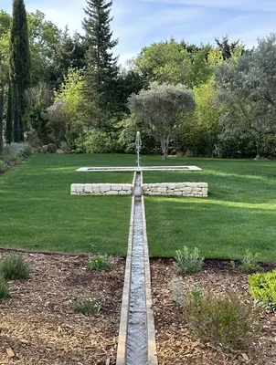 aysagiste pour la création d'une fontaine en pierre naturelle dans les Alpilles, près de Saint-Rémy-de-Provence 13210