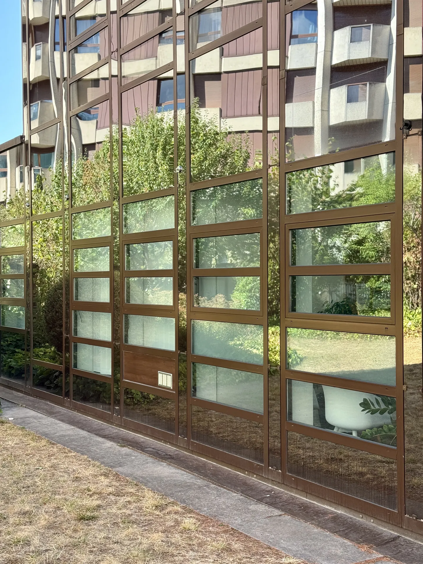 Pose de films adhésifs solaires en extérieur XPEL Exterior Clear Performance 75 pour cabinet médical à Genève quartier des Nations réduction chaleur et éblouissement sans perturber l’activité