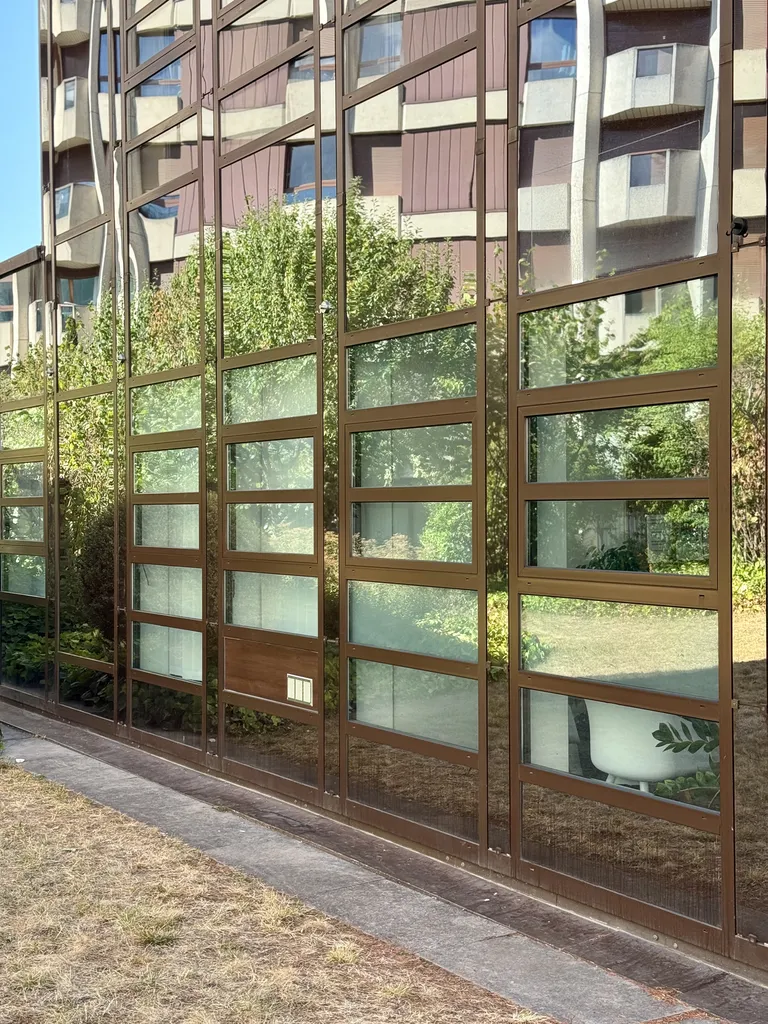 Pose de films adhésifs solaires en extérieur XPEL Exterior Clear Performance 75 pour cabinet médical à Genève quartier des Nations réduction chaleur et éblouissement sans perturber l’activité