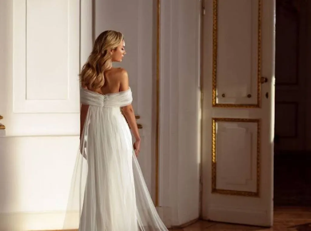 Robe de mariée sirène avec cape amovible chez Solution Cérémonie à Marseille