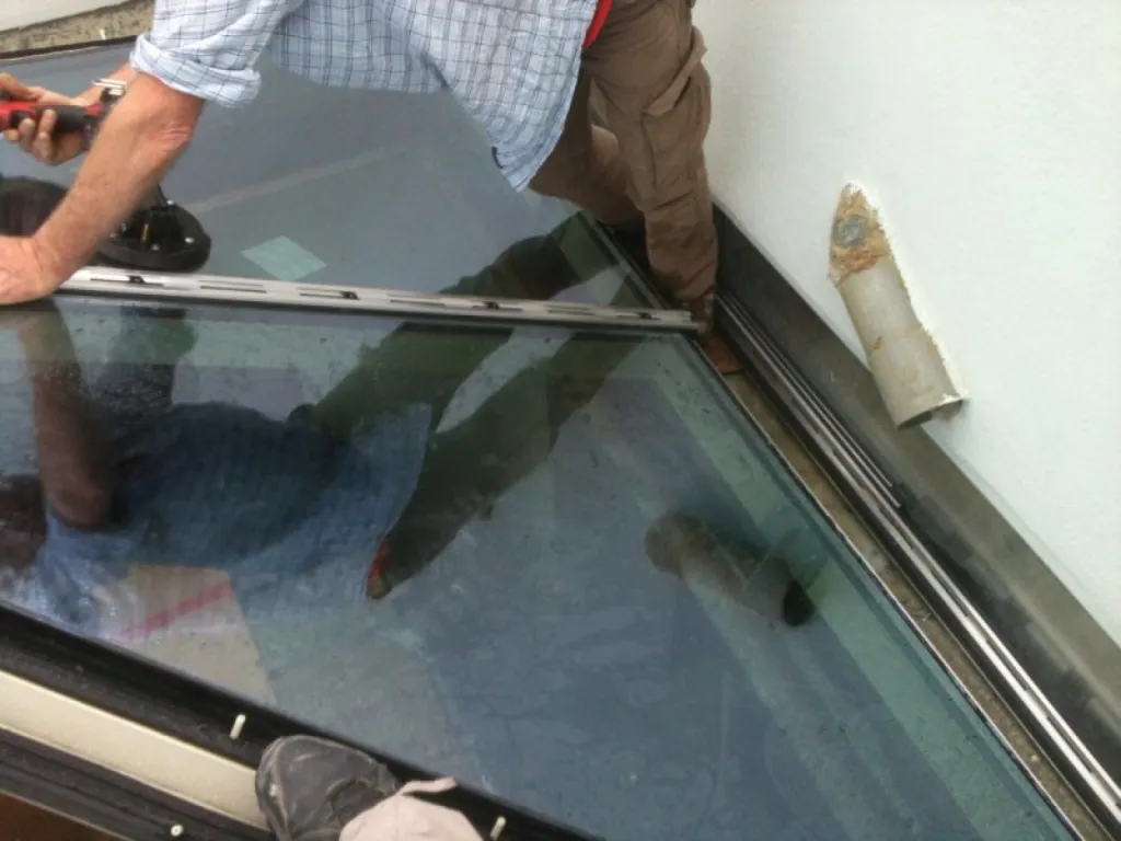 Réalisation d'un Puits de lumière type plancher en verre à Salon de Provence