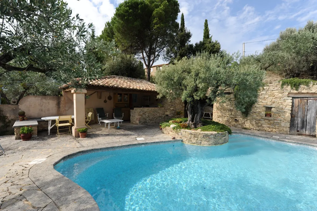 Propriété en pierres avec piscine à vendre en Provence