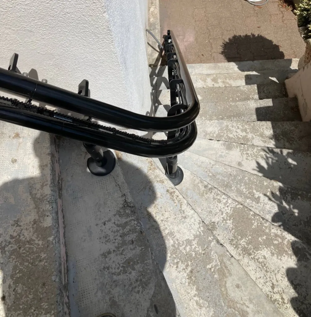 Un quart tournant classique pour cet escalier extérieur, le rail de ce fauteuil monte escalier est au plus près du mur à Orange