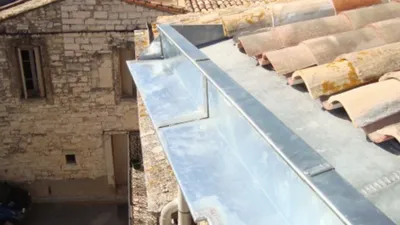 Pose de zinguerie en zinc pour la protection et l'étanchéité durable des murs et toitures traditionnelles d'une maison