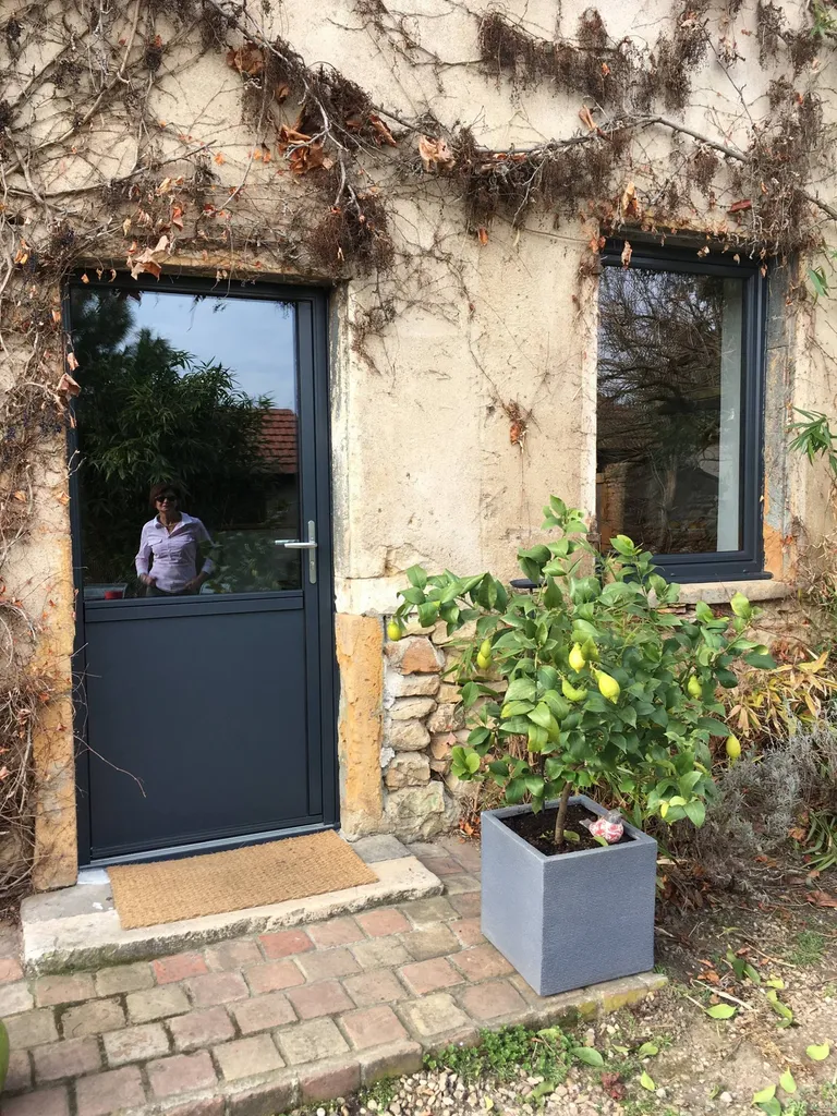 porte PVC sur maison en pierre à ARNAS