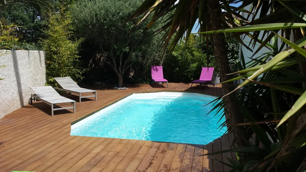 Vue d'ensemble piscine et plage en bois