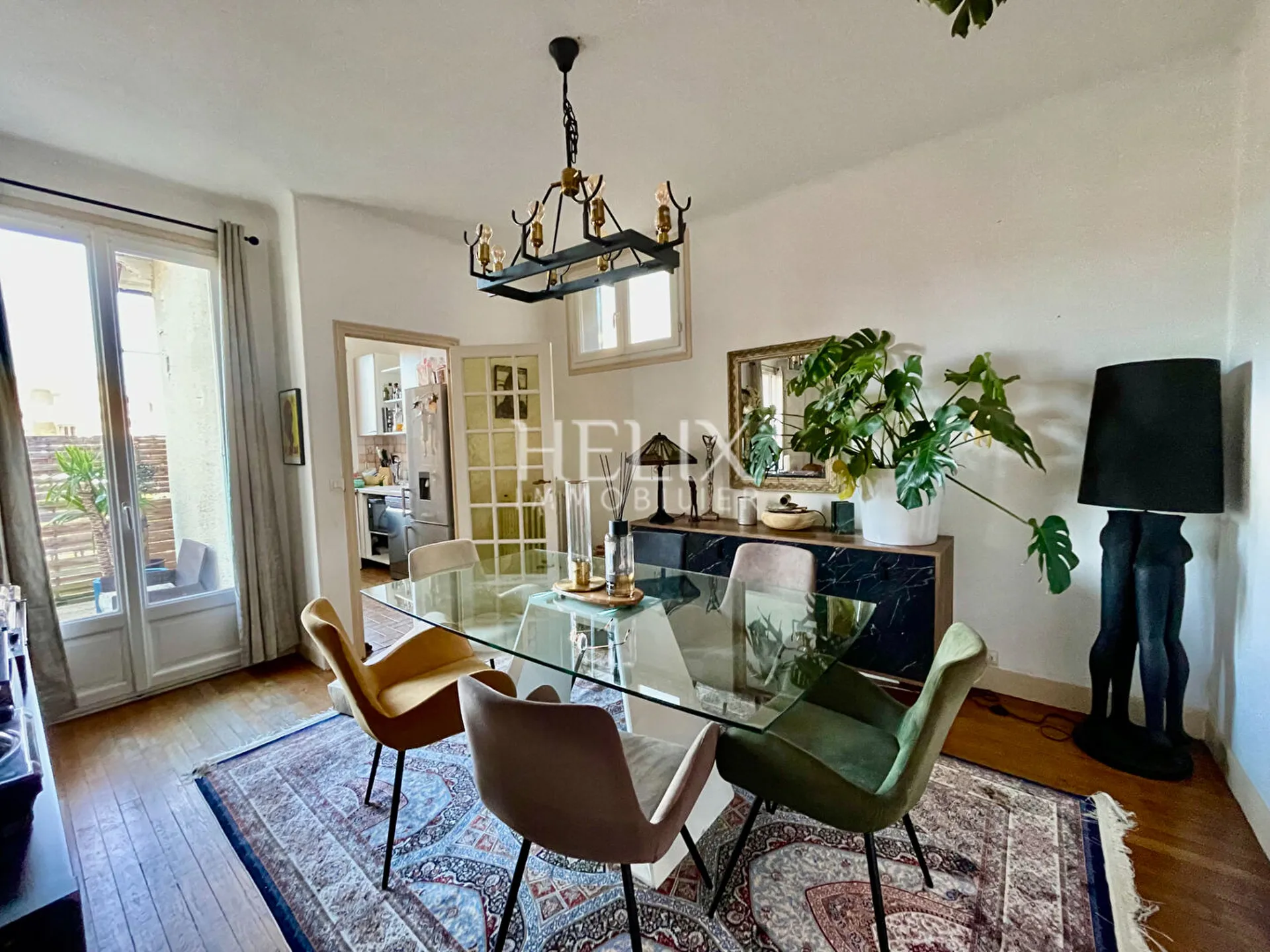 Le Vésinet Centre appartement avec une terrasse 3 chambres possible d'en faire 4.