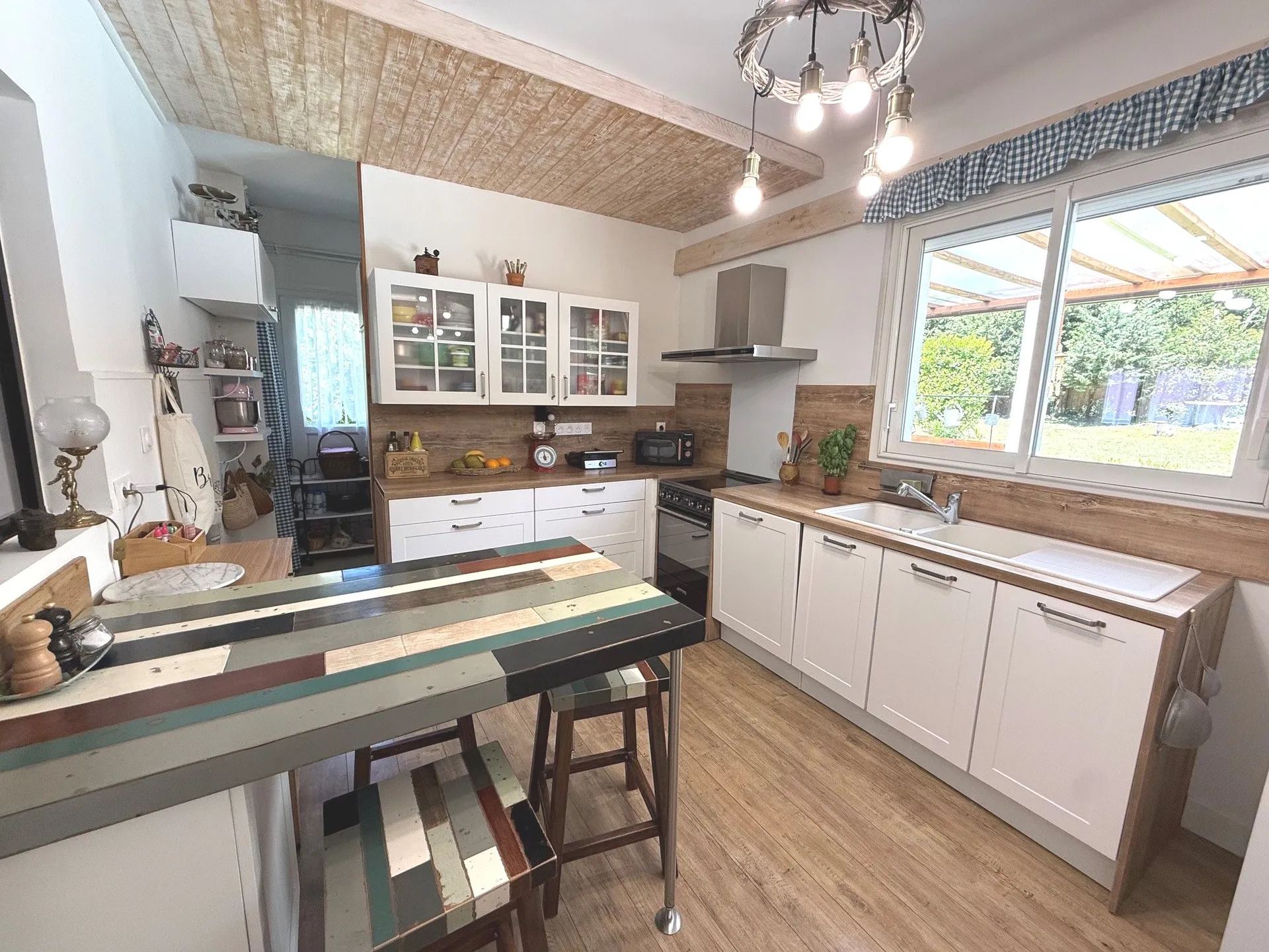 Vente - Carnoux en Provence Villa de Type 4 en excellent état, édifiée sur une terrain plat paysager de 1235m² et située proche du centre ville.