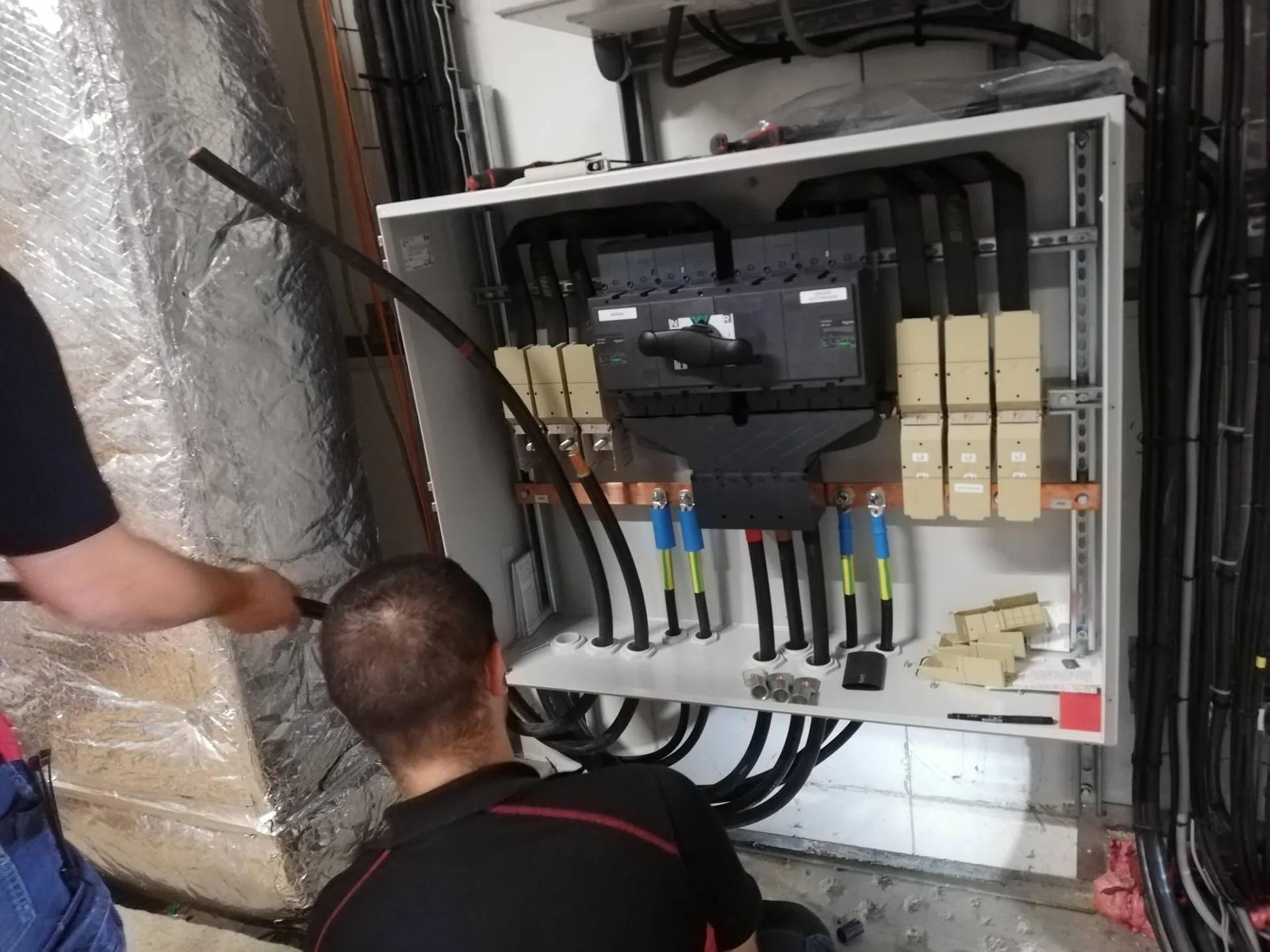 Double alimentation electrique pour laboratoire pharmaceutique