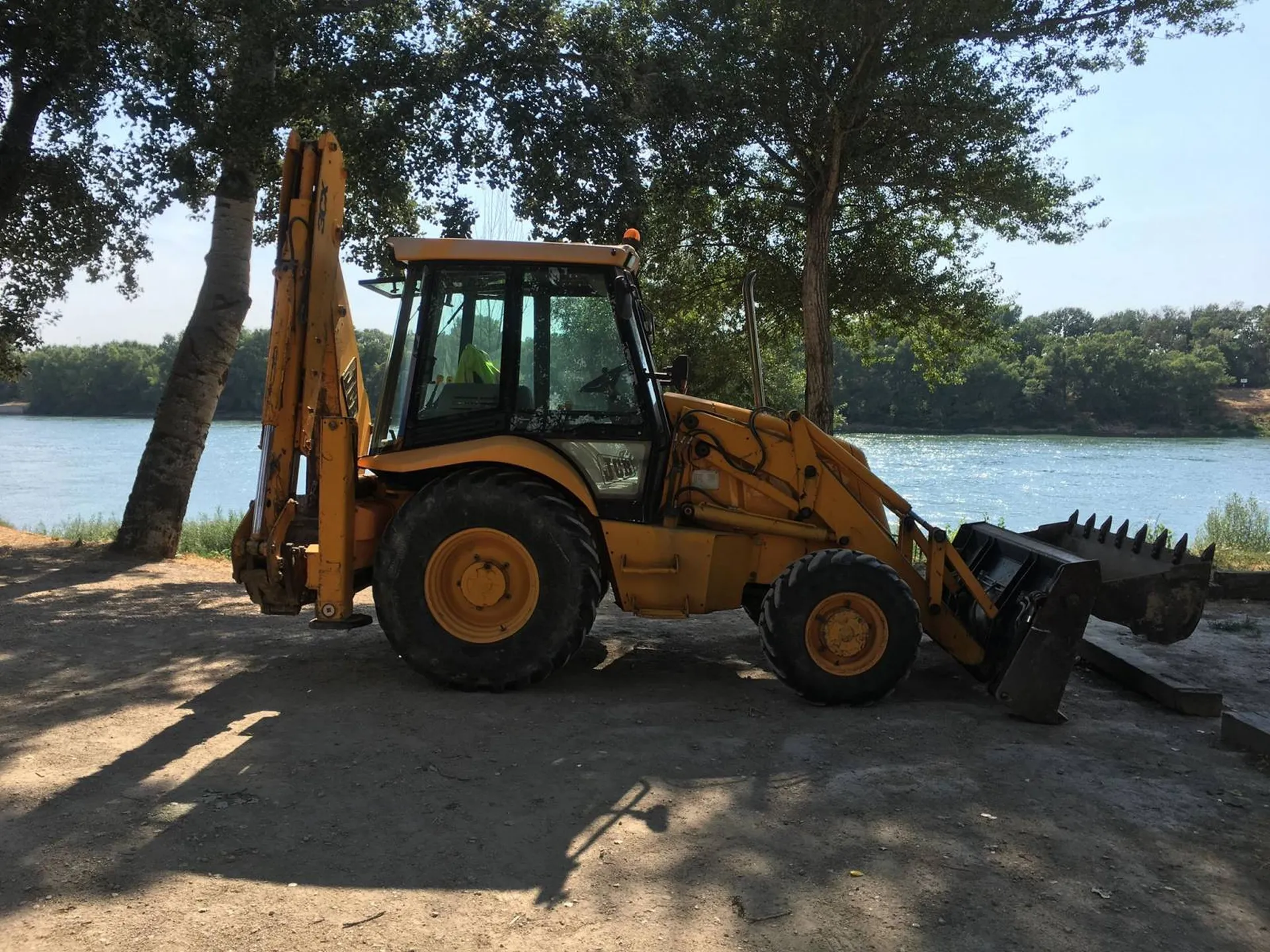 location tractopelle avec chauffeur Beaucaire