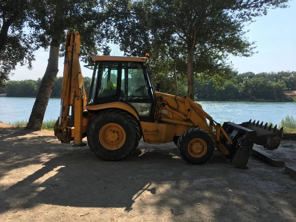 location tractopelle avec chauffeur Beaucaire