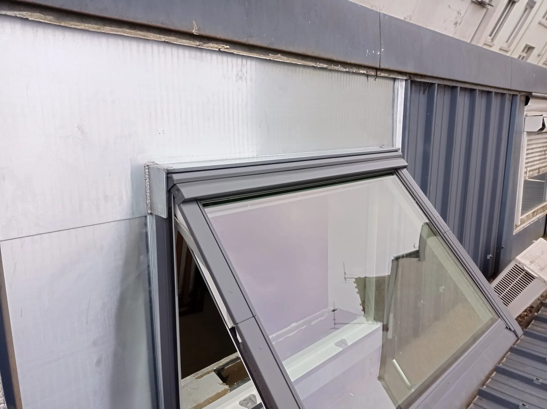 Fenêtre de toit après remplacement en façade de toiture améliorant l’étanchéité et la performance énergétique dans le Rhône (69)