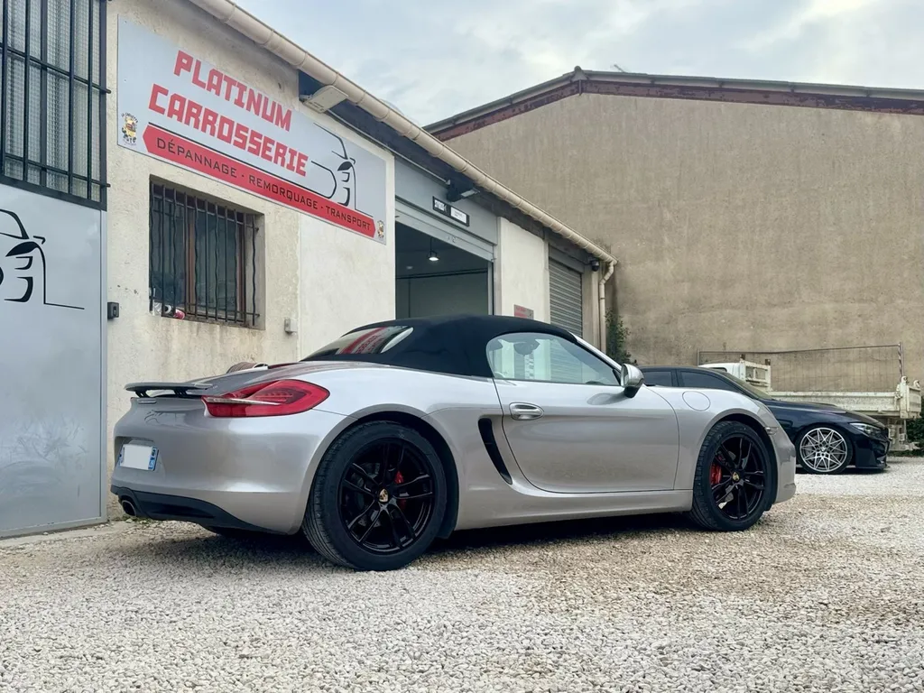 Réparation carrosserie sur une Porsche Boxster spécialiste dans la région de Marseille à Carnoux