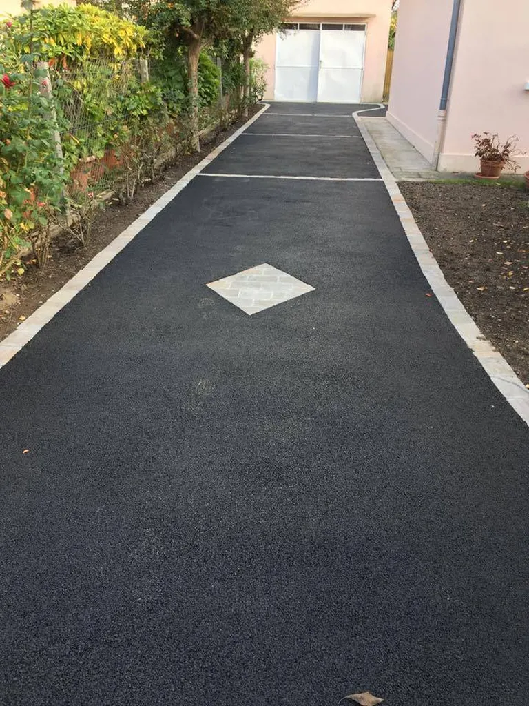 Création d'allées et voies de circulation sur la rive droite.