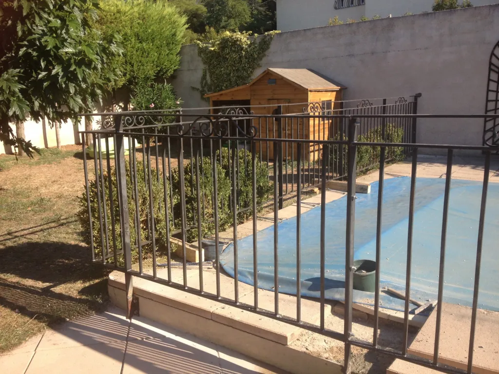 FABRICATION ET POSE TOUR DE PISCINE FABRIQUE SUR MESURE EN FER FORGE A MARSEILLE  PACA