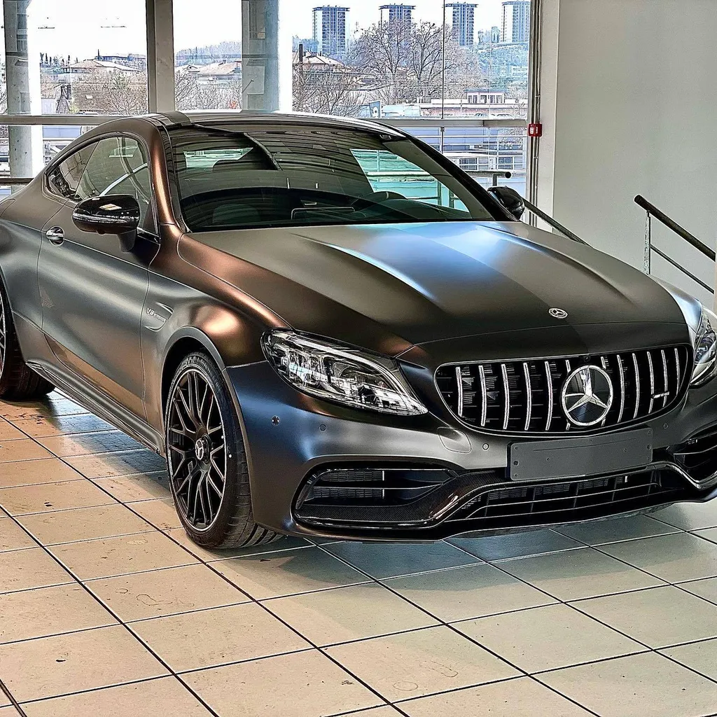 Pose de protection PPF sur la carrosserie d'une Mercedes C63 S AMG à Lyon dans le Rhône