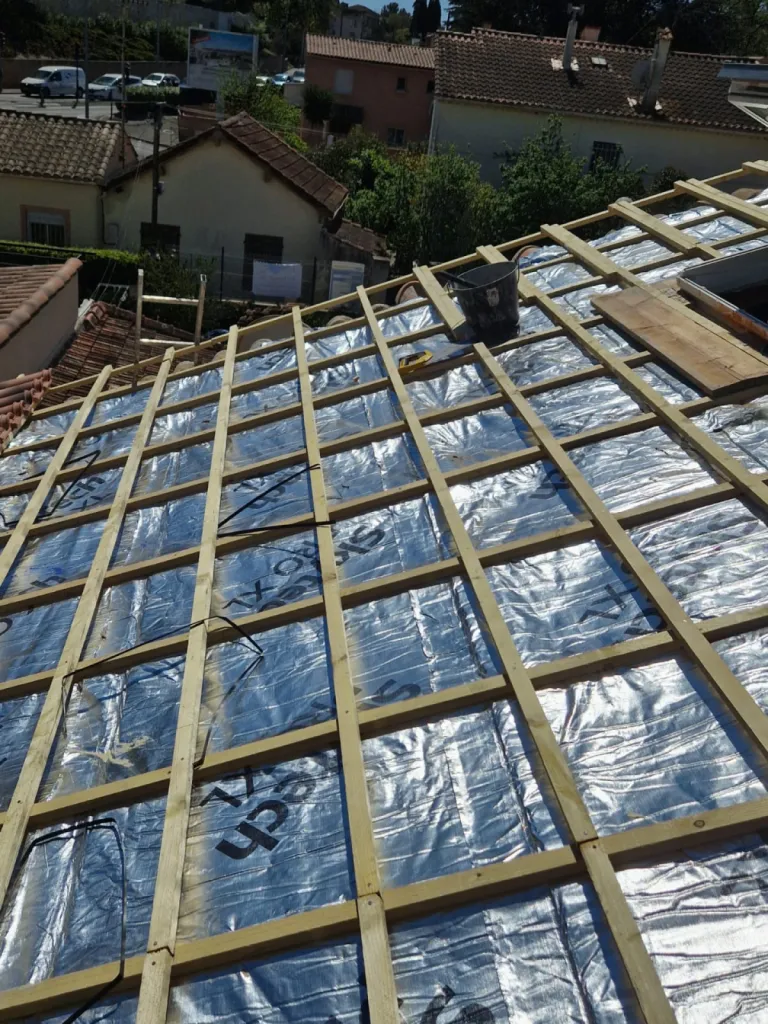 refection totale de toiture à la Seyne sur mer avec isolation multi-couche en sous rampant avec tuile romane , faitage, rive,