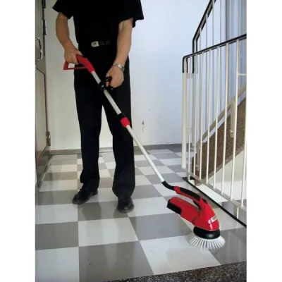 utilisation de la monobrosse scrubby sur du carrelage