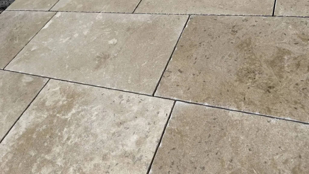 Le Travertin, au 36 Le Travertin, au 36 rue de Bourgogne à Paris, pierre de Dordogne. Quelle pierre choisir pour mon sol ? 