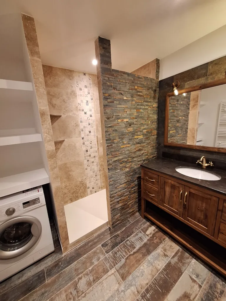 Rénovation plomberie de salle de bain avec douche italienne maçonnée et aménagement sur mesure à Lattes dans l'Hérault