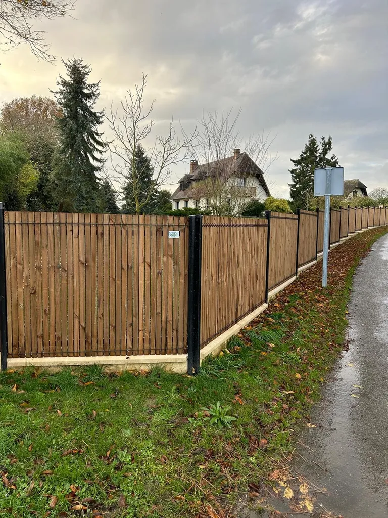 Pose de Clôture mixte béton et Bois Traité sur dalle de Soubassement en Béton à Rouen en Seine-Maritime 76