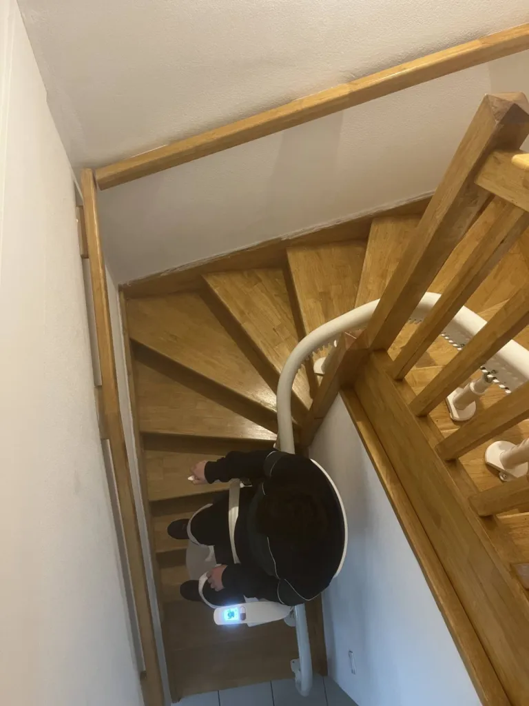 Positionné sur son point de charge pour ce fauteuil monte escalier OTOLIFT Modul'Air Smart dans cet escalier 2/4 tournant en Avignon