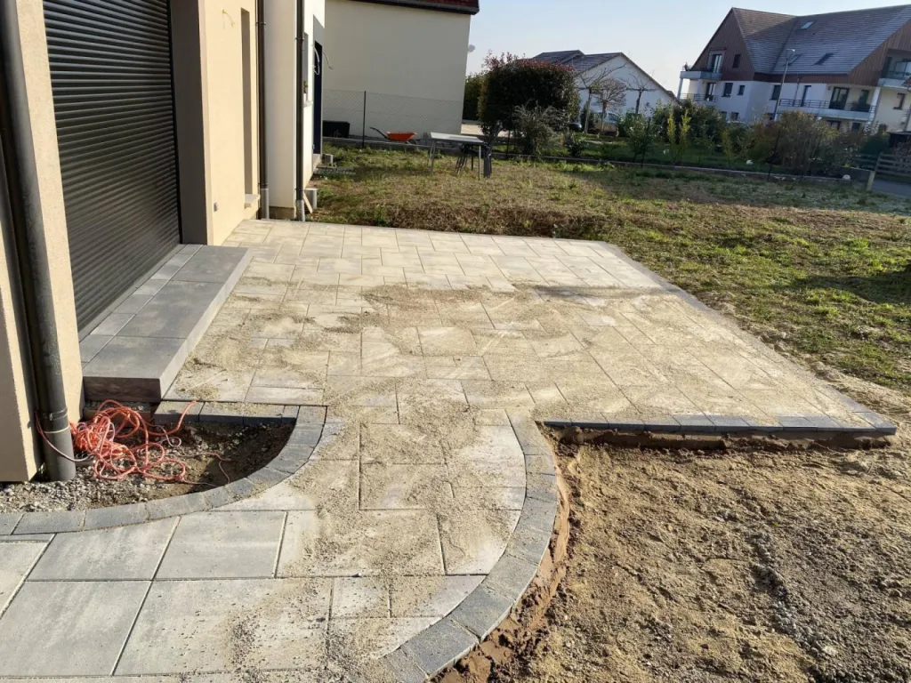 pose de pavé pour une terrasse extérieur d'une maison individuelle à Niedernai 
